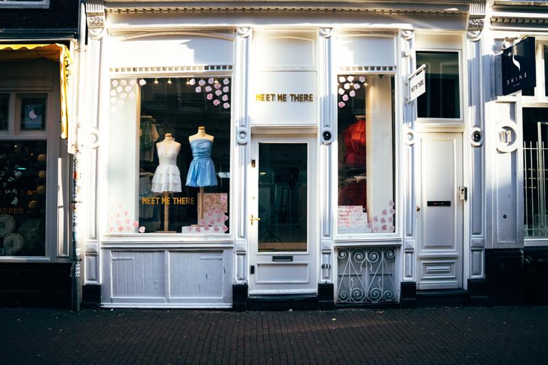 La devanture d'une boutique de vêtements