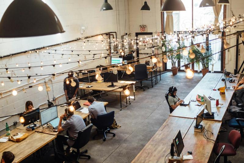 Une petite équipe travaille dans un atelier aménagé en bureaux